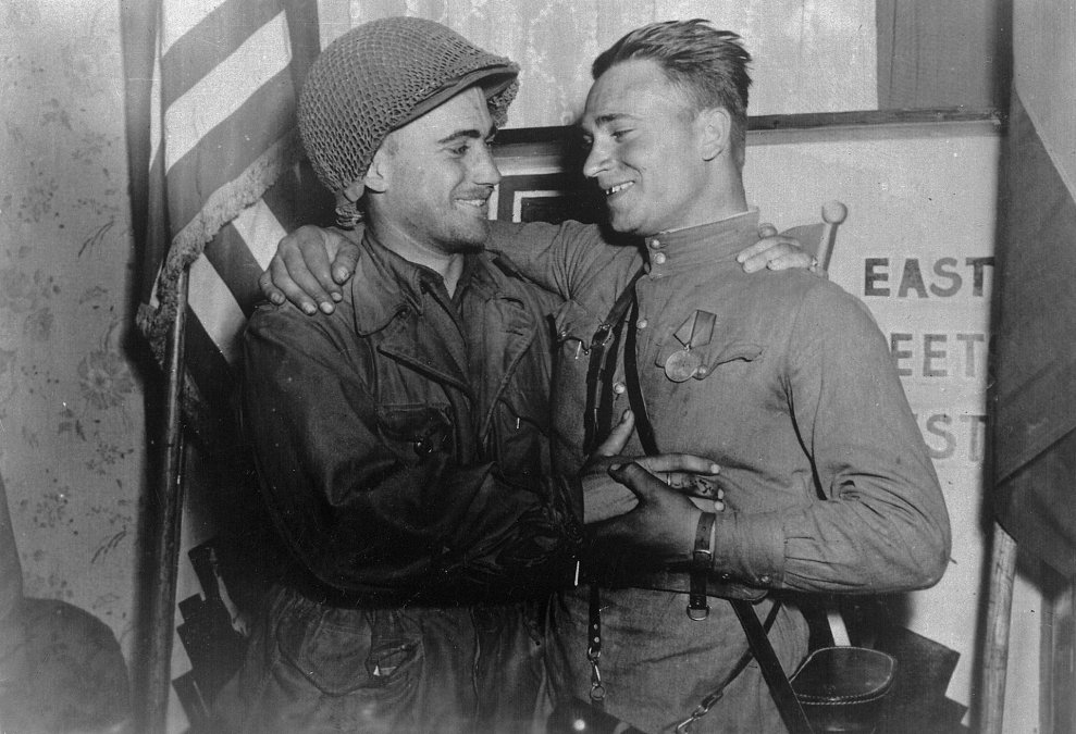 El teniente estadounidense William Robertson y el teniente soviético Alexandr Silvashko, saludándose en el Día del Elba.
