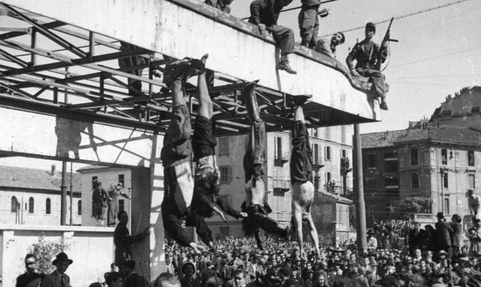 De izquierda a derecha, los cuerpos de Nicola Bombacci, Benito Mussolini, Claretta Petacci, Alessandro Pavolini y Achille Starace exhibidos en la plaza de Loreto de Milán en 1945.