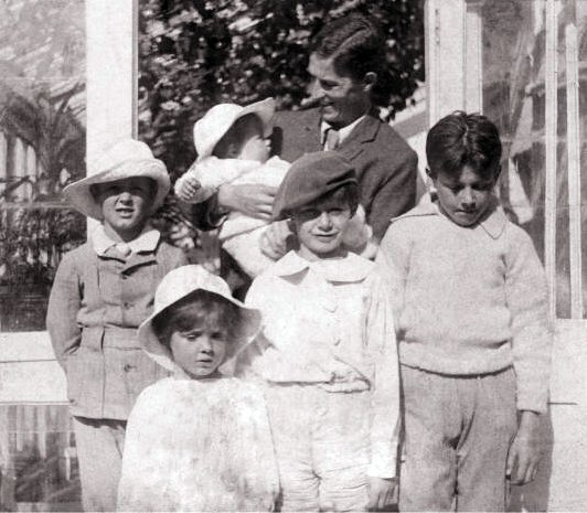 Arthur Llewelyn Davies con sus hijos en 1905; Peter (en el centro usando una boina) a los 7 años de edad.