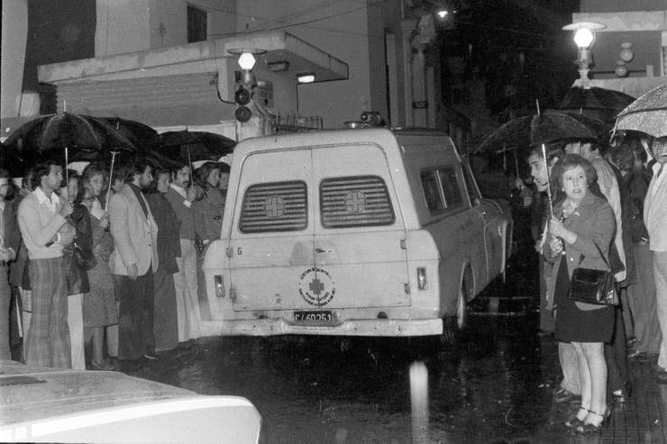 La ambulancia con el cuerpo de Mugica en el hospital Salaberry en la noche del 11 de mayo de 1974