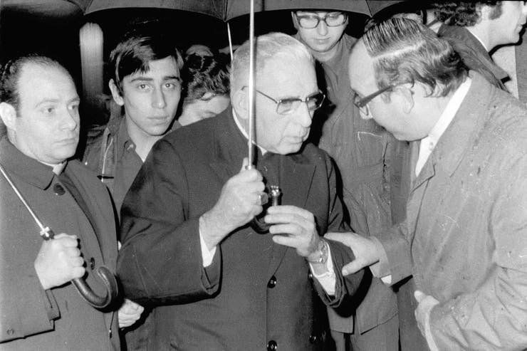 El monseñor Juan Carlos Aramburu se retira del hospital Salaberry tras la muerte de Mugica en 1974