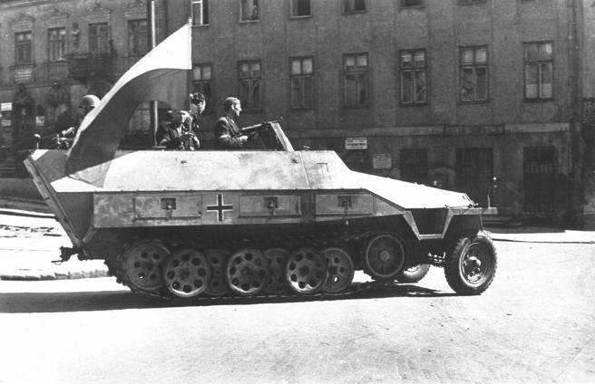 Miembros de la resistencia polaca en el levantamiento de Varsovia, con un blindado capturado a los alemanes.