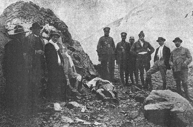 El Sub comisario Pujadas y sus hombres junto al cadáver de Benjamín Matienzo.