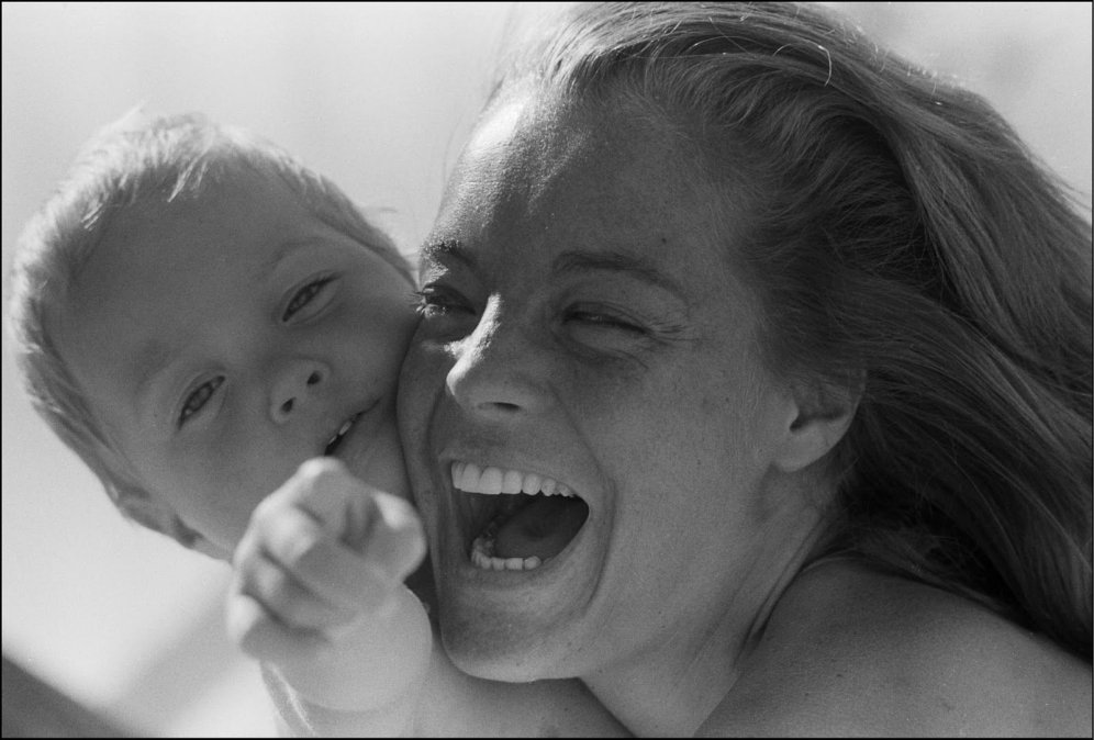 Romy Schneider en una tierna imagen junto a su hijo David 
