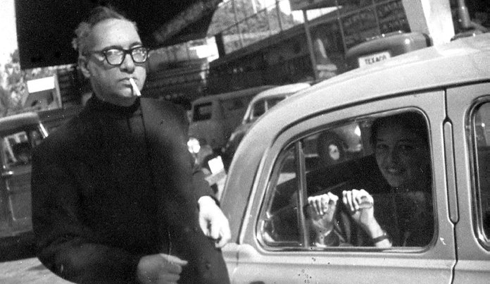 Juan Carlos Onetti en Montevideo, por la ventanilla del coche se asoma Dolly, ca. 1960