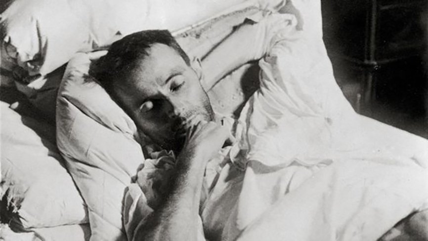 Egon Schiele en su lecho de muerte, poco antes de convertirse en otra víctima fatal de la gripe de 1918.