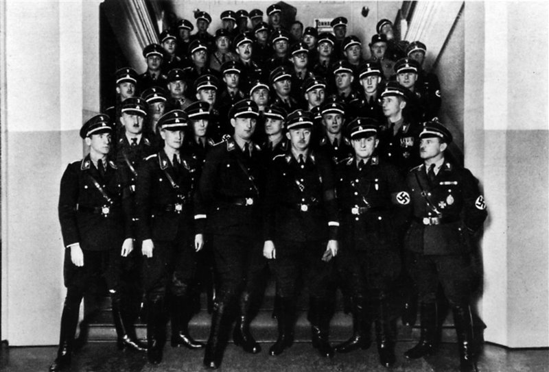 Heinrich Himmler, Heydrich y varios dirigentes nazis posan en una foto de grupo.