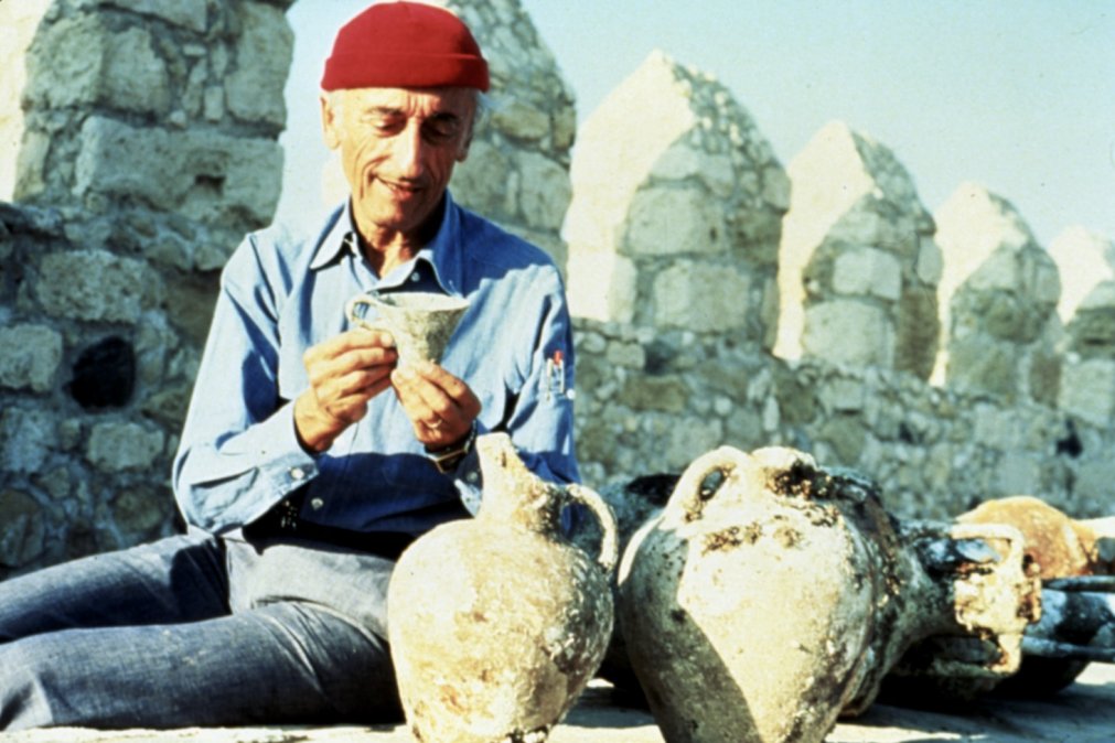 Jacques Cousteau revisando algunas joyas arqueológicas encontradas en los fondos marinos de las islas griegas