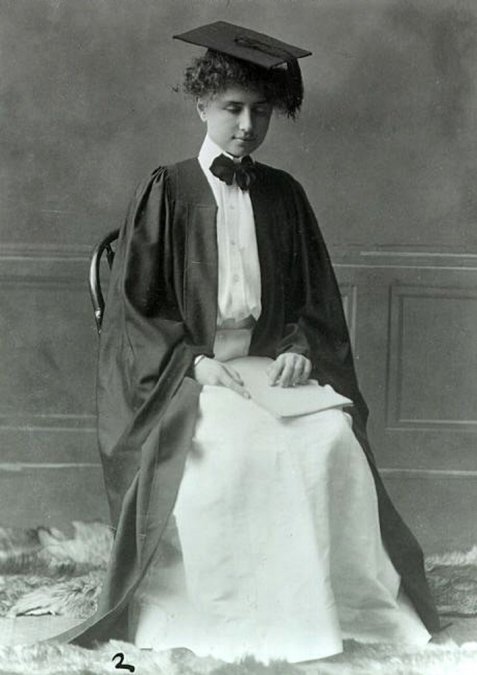 Helen en el día de su graduación en Radcliffe, 1904