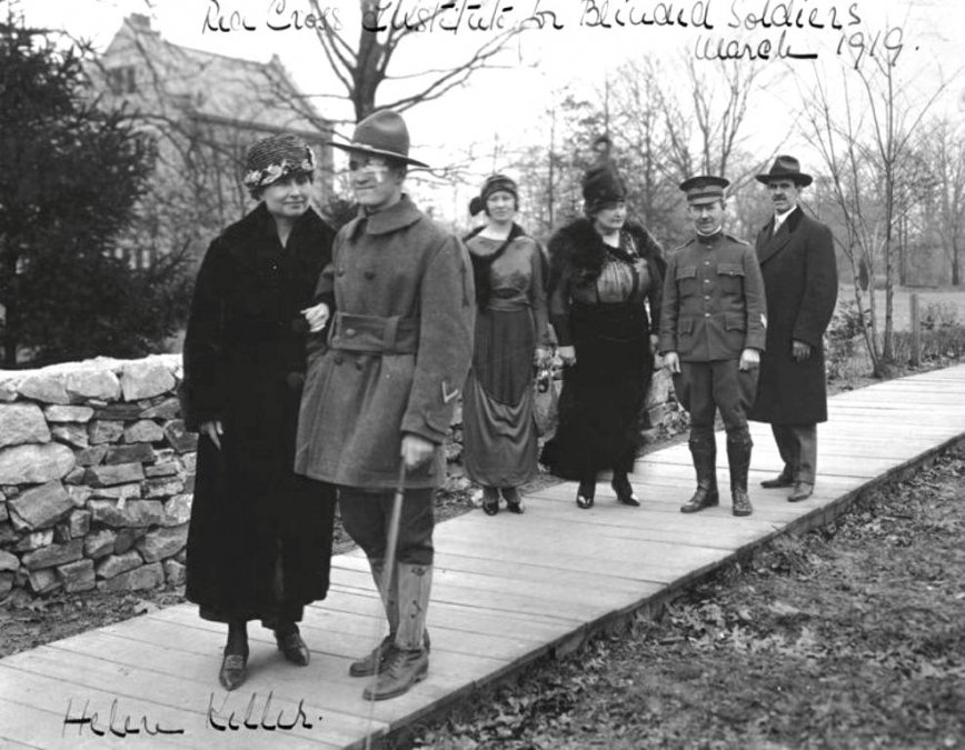 Helen con veteranos que quedaron ciegos por los bombardeos o por el gas mostaza en la Primera Guerra Mundial, 1919