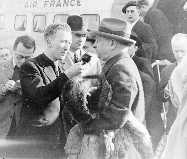 Alexis Carrell es recibido por periodistas al llegar a la Francia de Vichy.