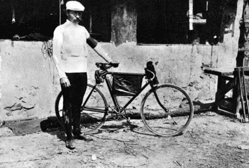 Ciclista francés Maurice Garin, ganador del primer Tour de Francia en 1903.  Nacionalizado francés ganó con una ventaja sobre el segundo de más de dos horas. 