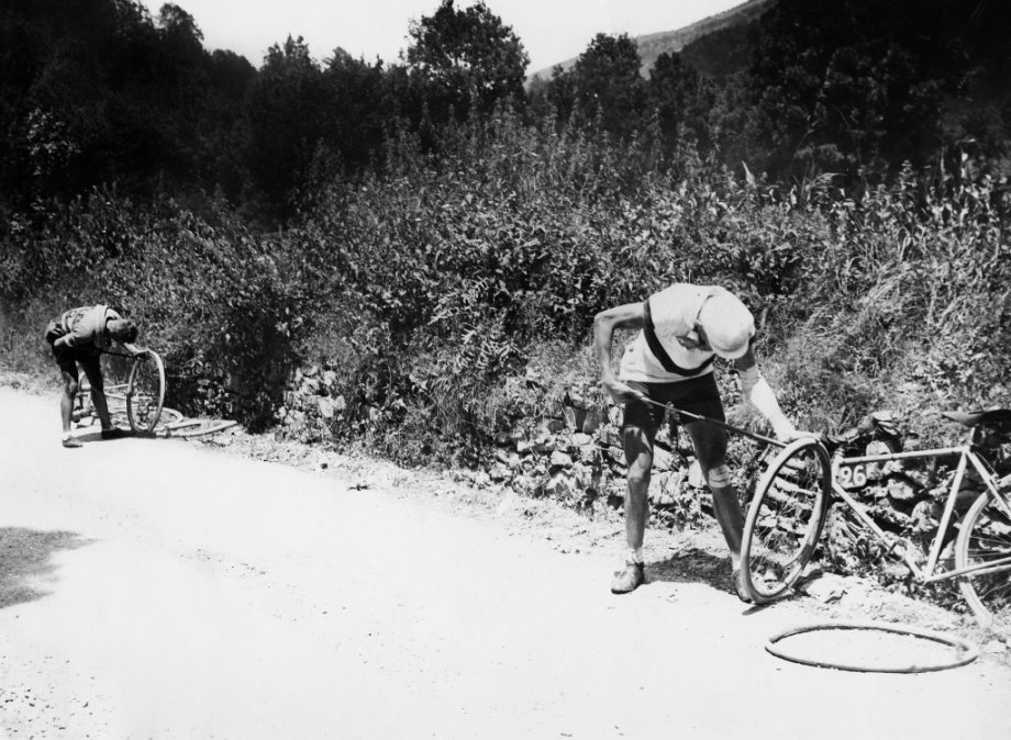 Tour de Francia 1933: el ciclista Oskar Thierbach (derecha) y el Nivel León (izquierda) inflan sus neumáticos en la etapa 17 de Luchon a Tarbes.