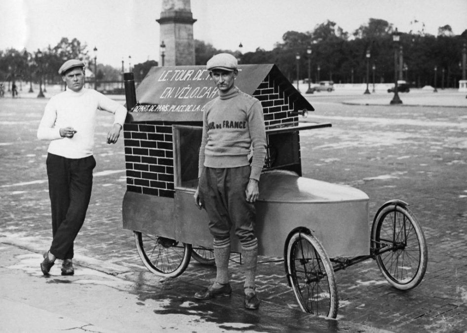 Lucien Georges Colin y Galants  hacen el tour en un vélocar, coche de pedales y motorizado, Place de la Concorde en París, Tour de Francia, 1930.