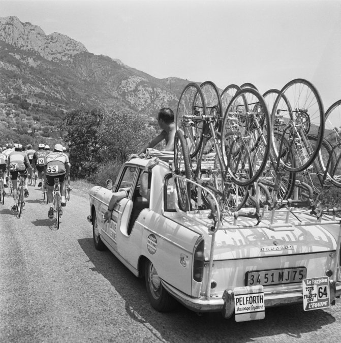 Tour de Francia 1965. Coche de apoyo detrás de los ciclistas, Joseph Broussard (35) y Rik Van Looy (70). 