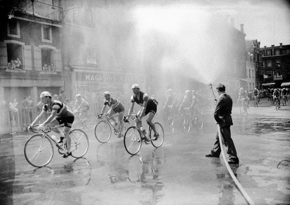 Tour de Francia 1957: Una ducha para ciclistas.