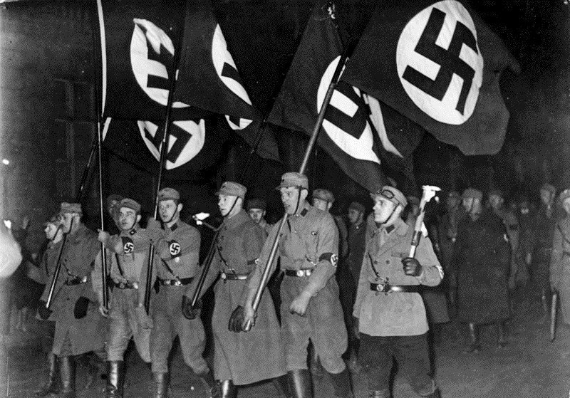 Las SA desfilan frente a la Cancillería del Reich la noche del 30 de enero de 1933.