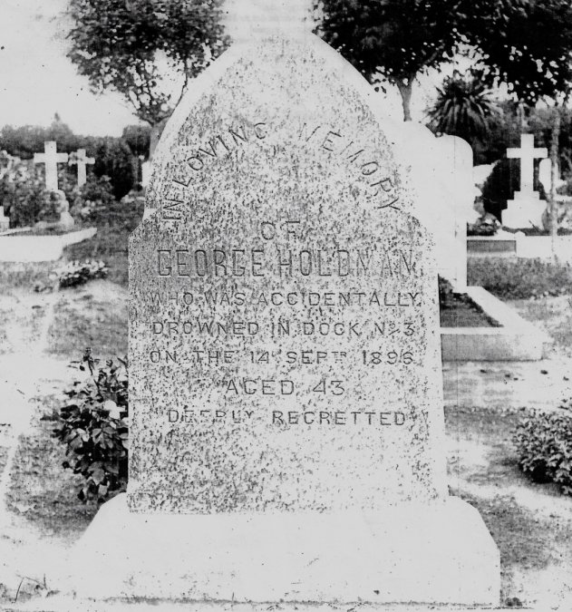 <p>Foto de  lápida, hoy desaparecida, que indicaba en palabras talladas, lugar de muerte: dock n° 3, fecha, su edad, etc.</p><p></p>