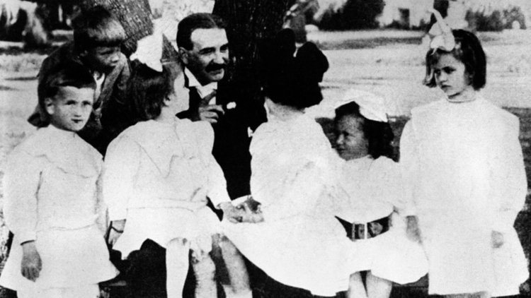 L. Frank Baum con un grupo de niños en 1914 