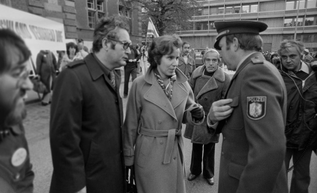 La pareja, en el juicio contra el dirigente nazi Kurt Lischka. Colonia, 1979.