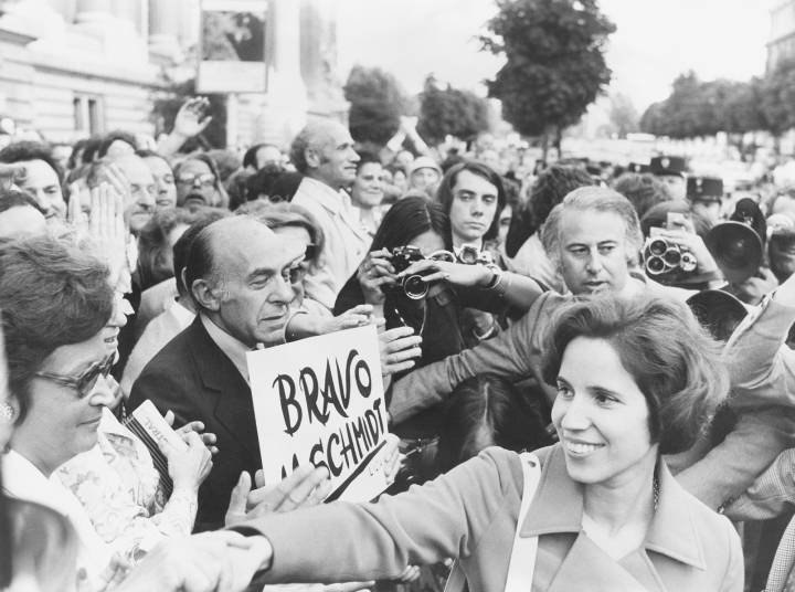 Beate, durante una protesta ante la Embajada alemana en París en 1974.