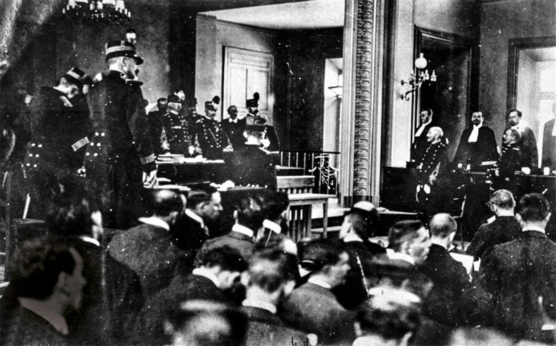 Alfred Dreyfus (de pie a la derecha) en el juicio e revisión de su caso.