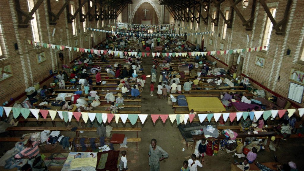 Vista general de la iglesia de Sainte-Famille el 28 de junio de 1994, donde miles de tutsis y hutus se refugiaron durante el genocidio de Ruanda.