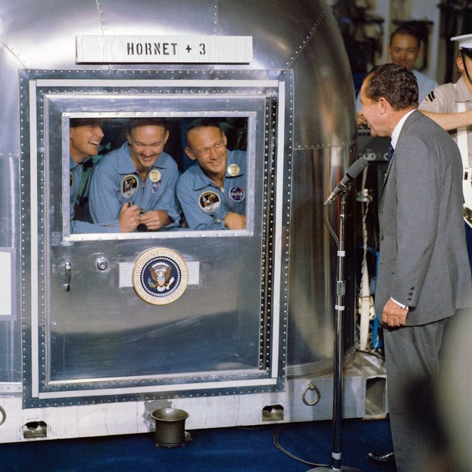 Los astronautas, en cuarentena, reciben la visita del presidente Richard Nixon