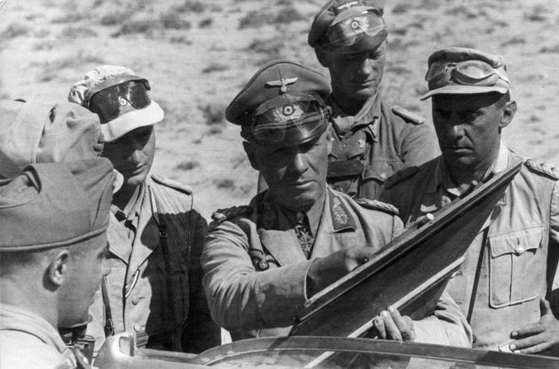 El general Rommel en campaña, dirigiendo las operaciones desde primera línea, como era su costumbre. A la derecha de la foto el entonces coronel Fritz Bayerlein, jefe de Estado Mayor del Panzerarmee Afrika y uno de los oficiales más capaces de entre los que combatieron en el norte de África.