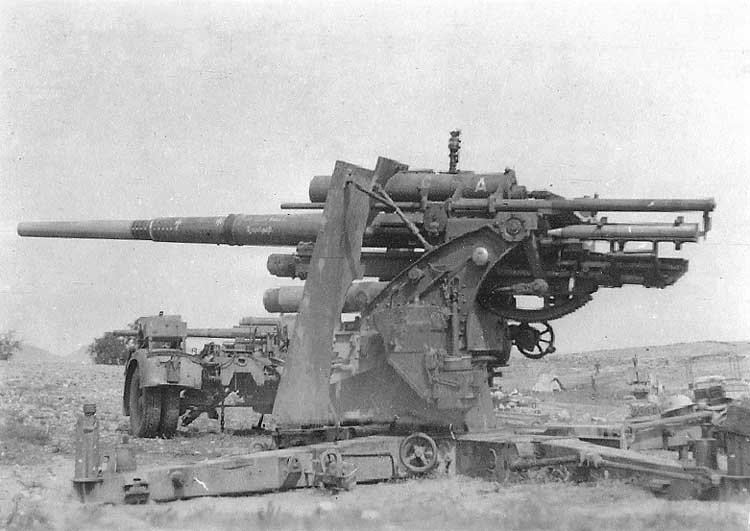 Cañón Flak de 88 mm, modelo 36, reconocible porque el cañón está formado por tres secciones, lo que abarataba el mantenimiento de la pieza ya que estas podían ser reemplazadas de forma independiente. Este arma antiaérea se convirtió en un eficaz destructor de carros de combate.