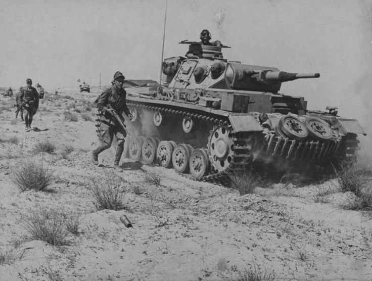 El PzKpfw III, como este, especialmente acorazado con partes de cadenas y del tren de rodamiento colocados sobre el blindaje frontal, fue el carro más importante de los que utilizó el África Korps durante 1941.