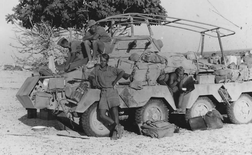 SdKfz 232 schwerer Panzerspähwagen (vehículo de reconocimiento acorazado pesado). Equipado con una gran antena de radio, este vehículo sirvió para efectuar reconocimientos a larga distancia. Unidades de este tipo se encontraban entre las primeras que avisaron de las diferentes contraofensivas británicas de 1941.