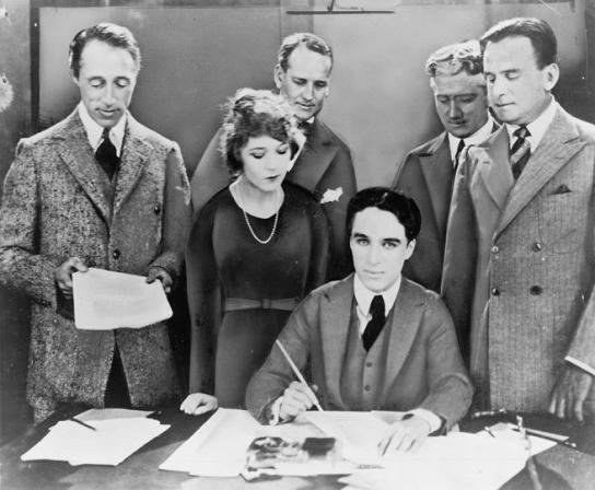 En primer plano, Griffith, Pickford, Chaplin y Fairbanks, fundadores de la United Artists.