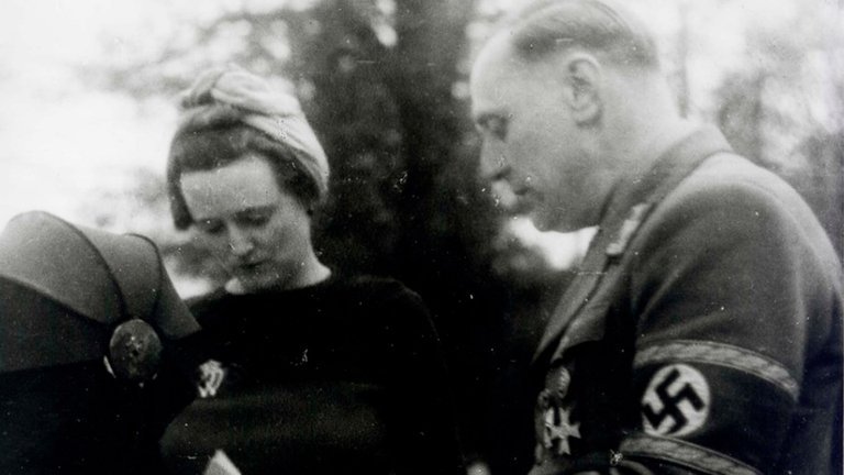 Lord Haw Haw y su esposa Margaret se ven en esta fotografía de archivo sin fecha (REUTERS)