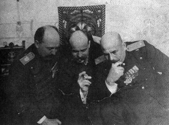 Dragutin Dimitrijević (derecha) y dos asociados de la Mano Negra.