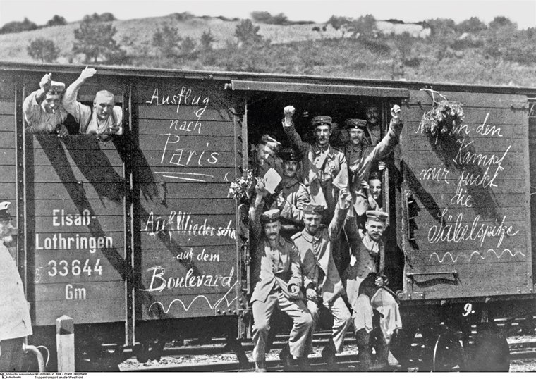 Soldados alemanes el 1 de agosto de 1914 en un vagón de mercancías.