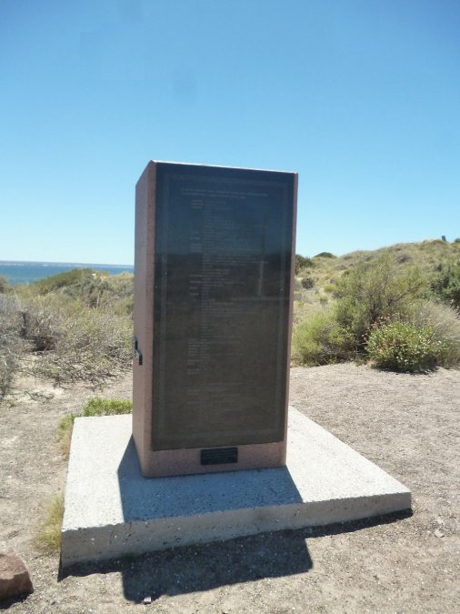 Monumento del desembarco en Punta Cuevas. La placa contiene los nombres de los 153 colonos.