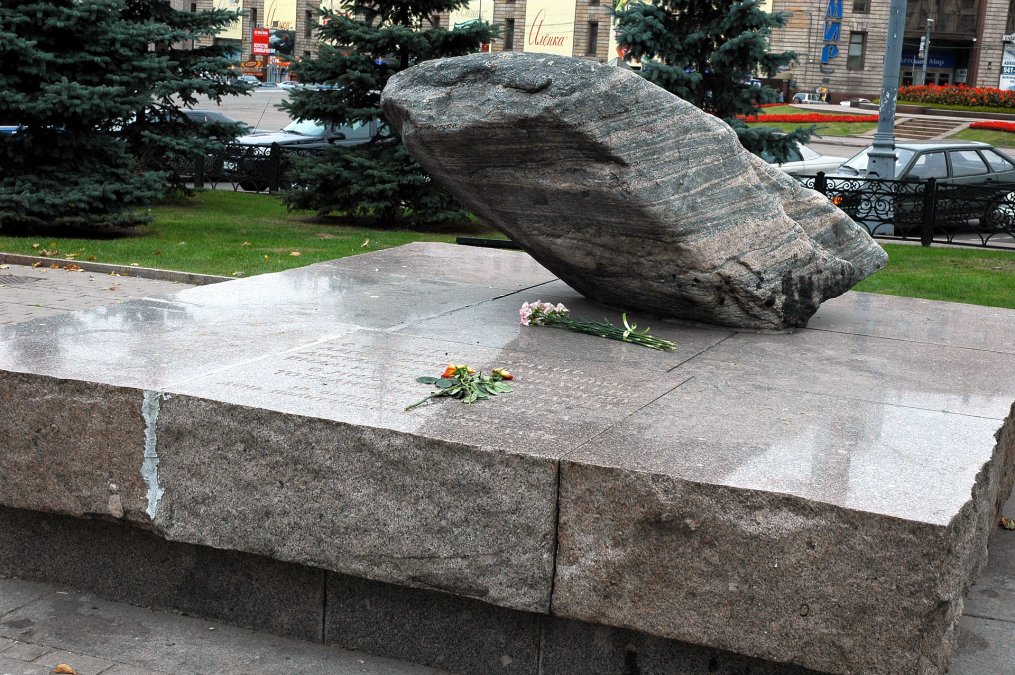 Monumento a las víctimas de la represión política, en la plaza Lubianka de Moscú, a partir de una roca del campo de trabajos de Solovkí.