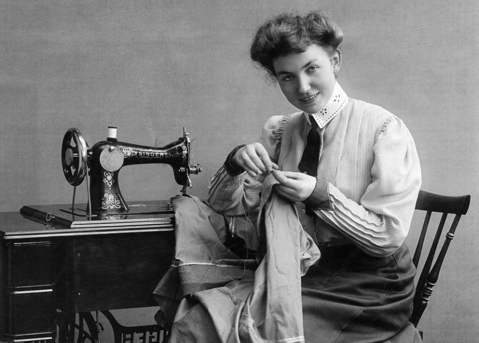 Una costurera usando la máquina Singer en 1907