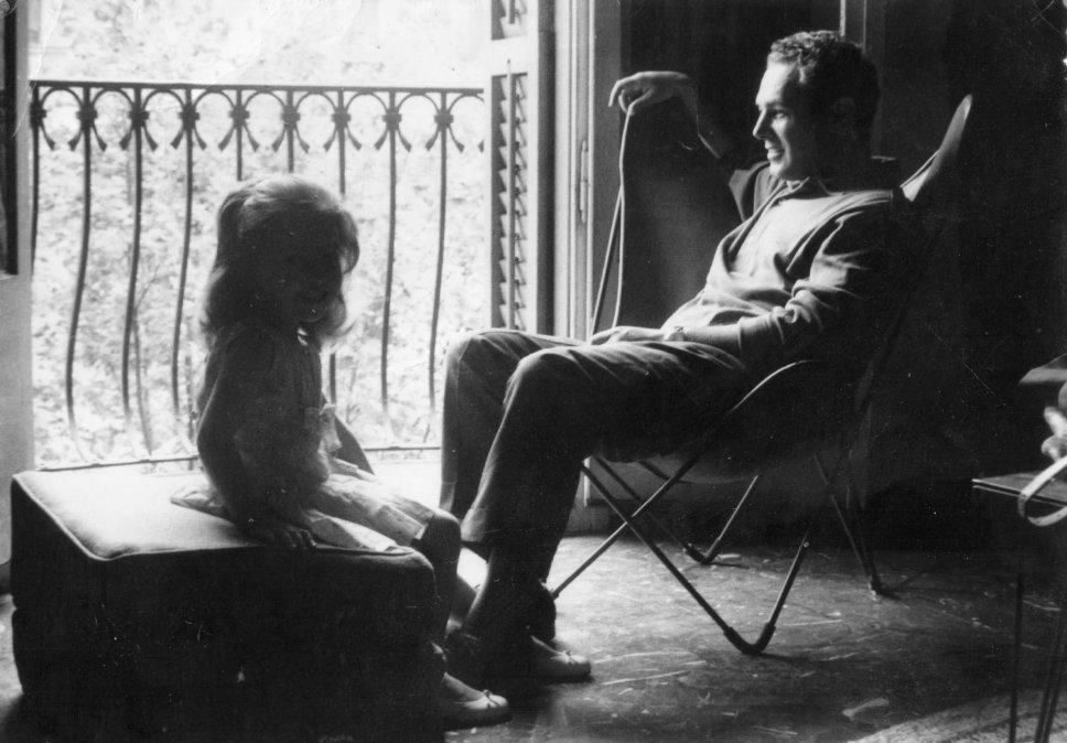 Antonio Bonet en la silla BKF junto a su hija Victoria (Barcelona, 1961). | CORTESÍA DE VICTORIA BONET