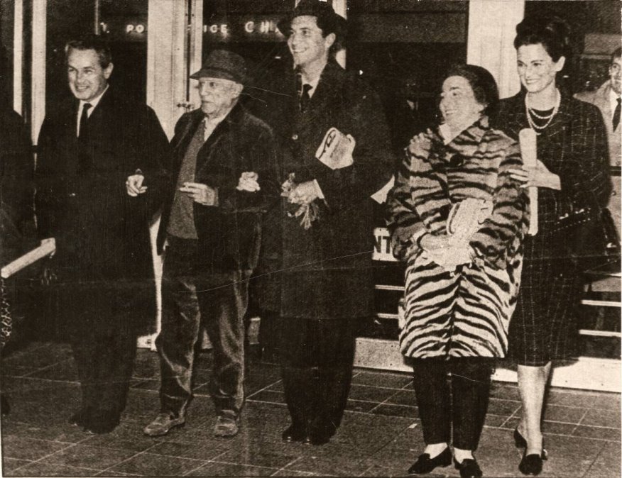 Antonio Bonet (con los planos para la plaza de toros de Madrid) junto a Picasso, Jaqueline, Luis Miguel Dominguín y Lucía Bosé. | CORTESÍA DE VICTORIA BONET