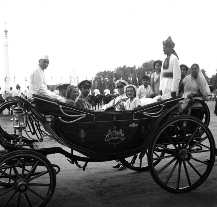 Lord y Lady Mountbatten viajan con el primer ministro Jawaharlal Nehru en las celebraciones del Día de la Independencia de la India en Nueva Delhi, el 15 de agosto de 1947.