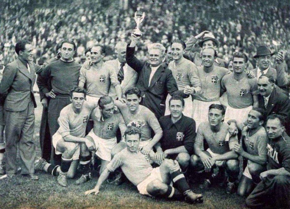 Vittorio Pozzo levanta el segundo Mundial de Italia - 1938