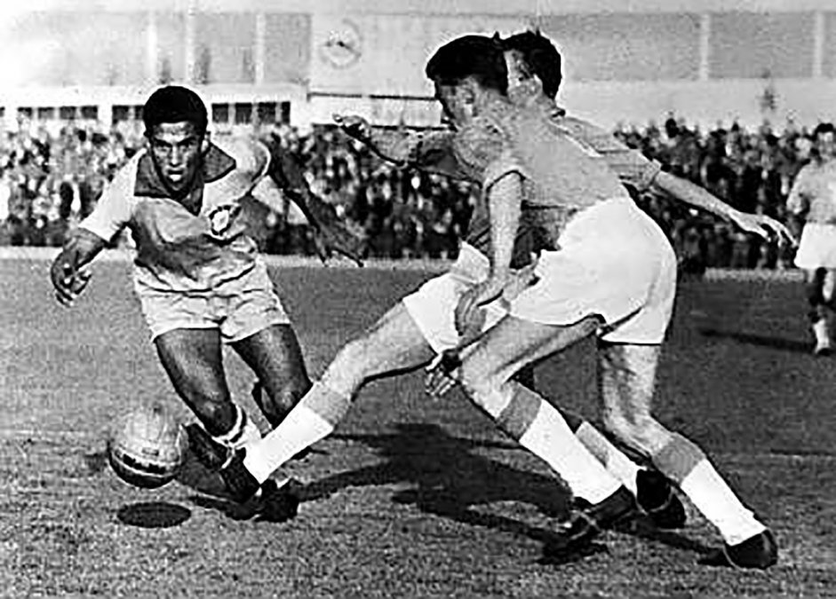 El brasileño Garrincha, el «mejor jugador» y uno de los goleadores, durante un partido del certamen.