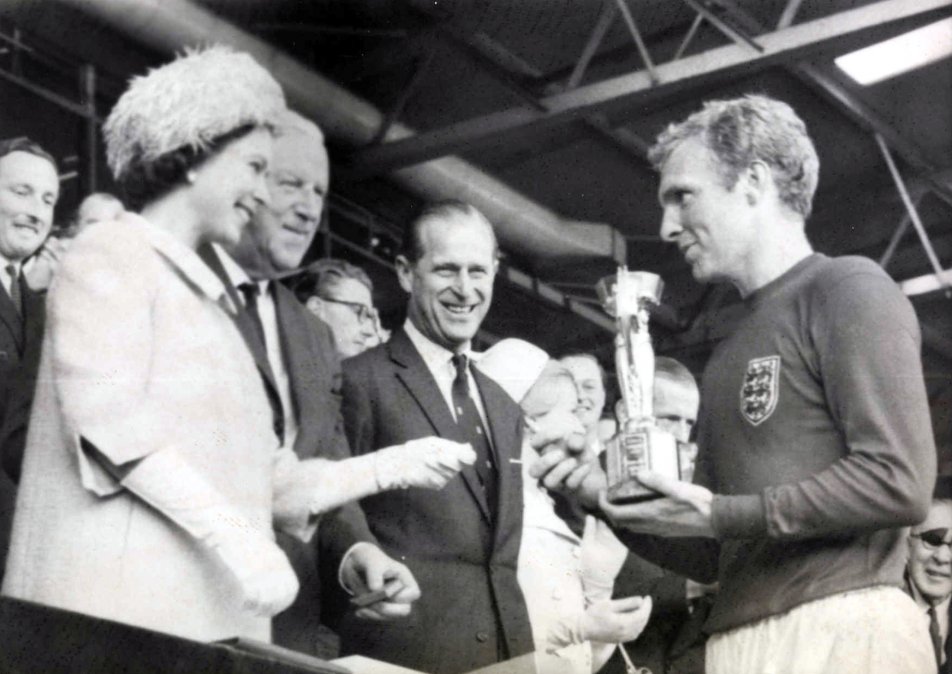 La reina de Inglaterra Isabel II le entrega la Copa del Mundo al capitán de la selección inglesa, Bobby Moore.