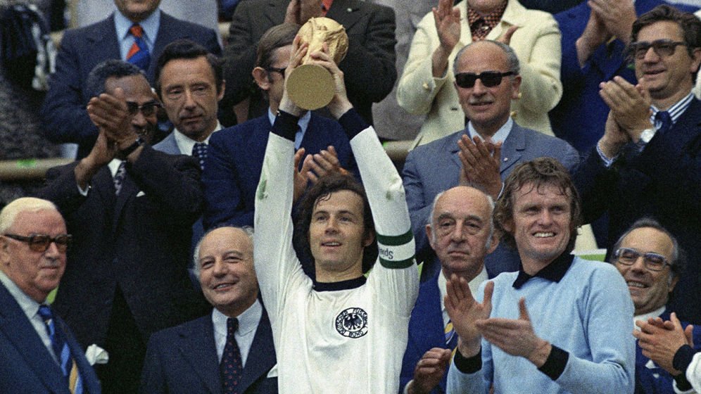 Beckenbauer levanta la copa de Campeón del Mundo en 1974.