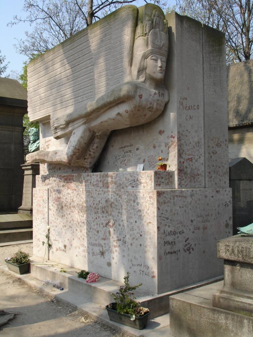 Tumba de Oscar Wilde en Père Lachaise -  Una admiradora, que prefirió continuar en el anonimato, mandó a hacer una escultura con esta imagen para adornar la tumba del escritor.