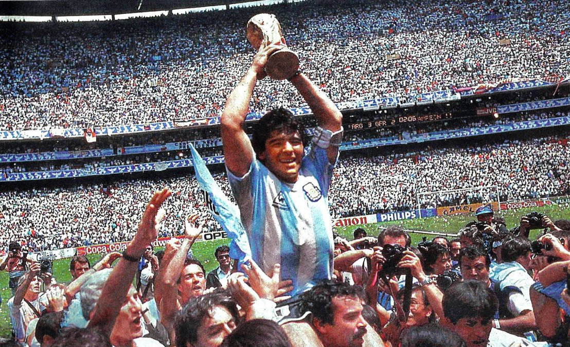 Maradona con la Copa del Mundo.