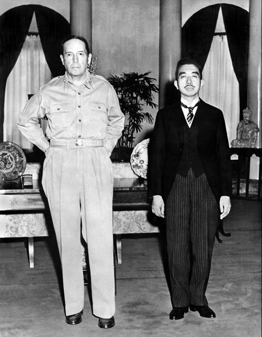El general estadounidense Douglas MacArthur supervisó la ocupación japonesa y la acordó con el emperador Hirohito