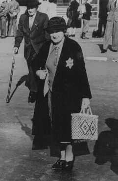 Una anciana judía alemana con el distintivo obligatorio que la  identifica como judía. Berlín, Alemania, 27 de septiembre de 1941.